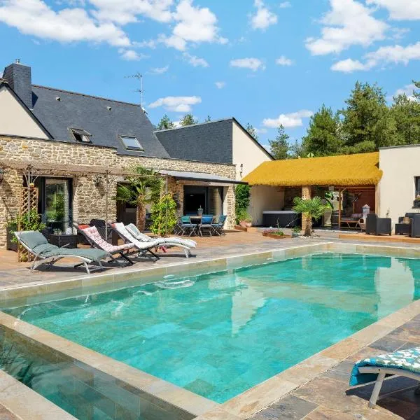 Villa Lailléa avec piscine jacuzzi、Lailléのホテル