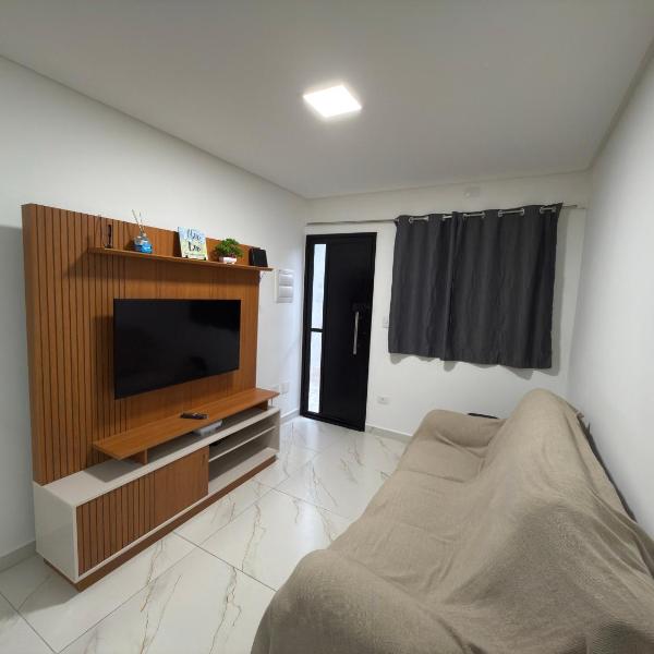 Casa nova em condomínio, com Wi-Fi, 400m da praia Caiçara- Praia Grande com 02 quartos, sanduicheira, cozinha completa, smart tv, ventilador, churrasqueira