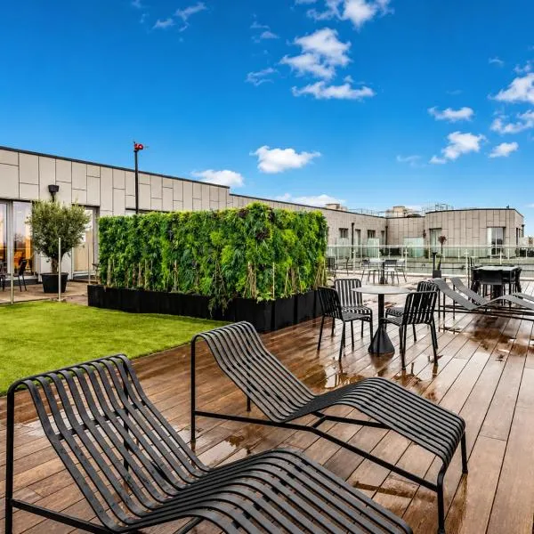 Stylish Apt with Pvt Balcony, Gym, Cinema, Game Room, Parking & Co-Working, ξενοδοχείο σε Kew Bridge