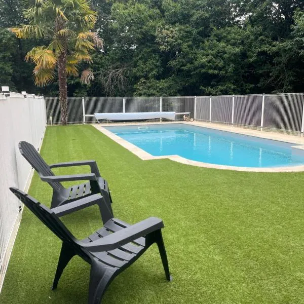 Gîte des Combes Blanches avec piscine et jacuzzi, מלון בFrayssinet-le-Gélat