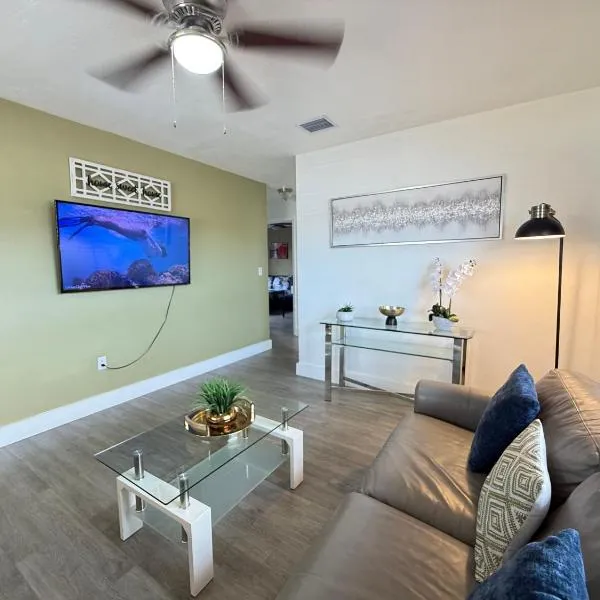 Home Sweet Home Near Malls and Airport and Hwy، فندق في ساوث ميامي