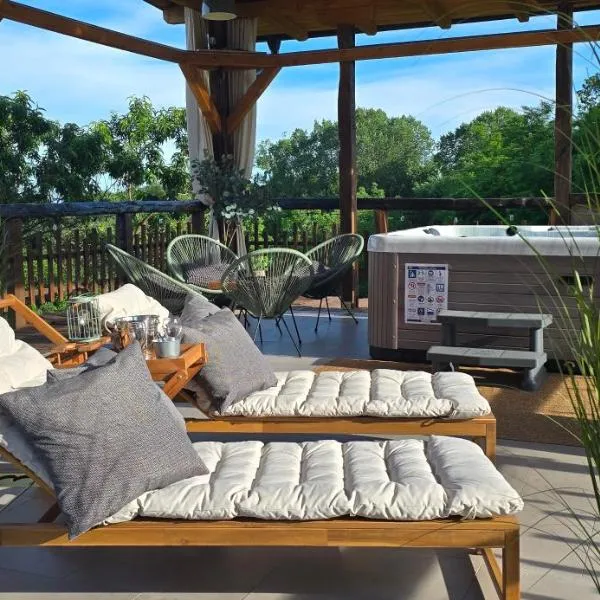 Studio apartman King with private jacuzzi and sauna، فندق في Štakorovec