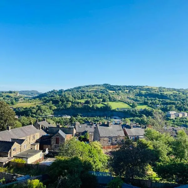 SPACIOUS LOFT APARTMENT with FAR REACHING VIEWS of the COUNTRYSIDE, hotel u gradu 'Matlock'