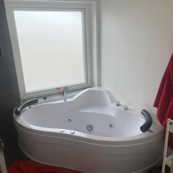 Hyggelig lejlighed med jacuzzi og moderne opholdsområde, hotel i Ranum