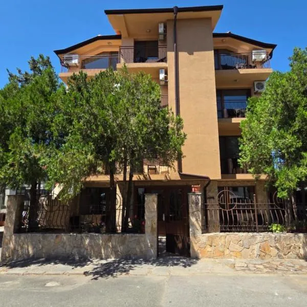 D House, hotel in Chernomorets