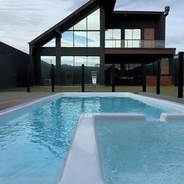 Casa com 4 suítes, piscina aquecida e sauna