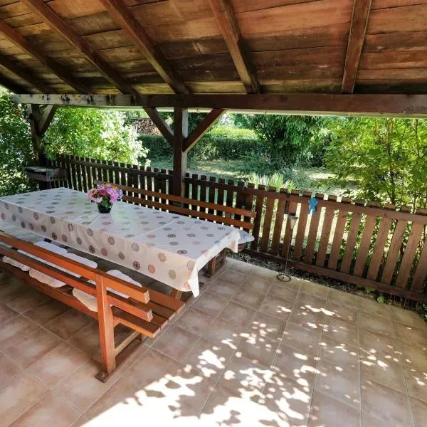 Kuća za odmor Na jezeru, Šoderica - Fenced Yard & Pet friendly holidayhouse, hotel u gradu Legrad
