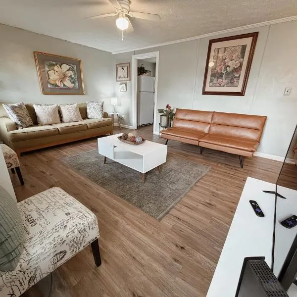 1BR APT Next to Hospital Ideal for Travel Nurses, отель в городе Валдоста