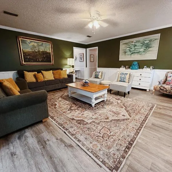 Viesnīca Spacious 3BR Retreat Near VSU, SGMC & Moody pilsētā Valdosta