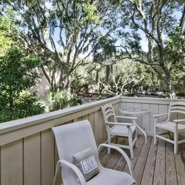 New Pics! Harbour Town 3BR/3BA - Pool Access - Book Now – hotel w mieście Hilton Head Island