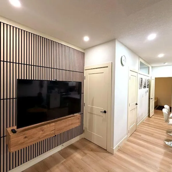 Viesnīca Upscale Private Suite with Separate Entrance - Sleeps 4 Kalgari