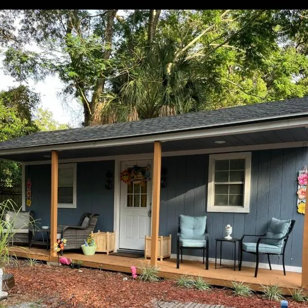 Tiny home barn style in backyard with Animals, hôtel à Orlando
