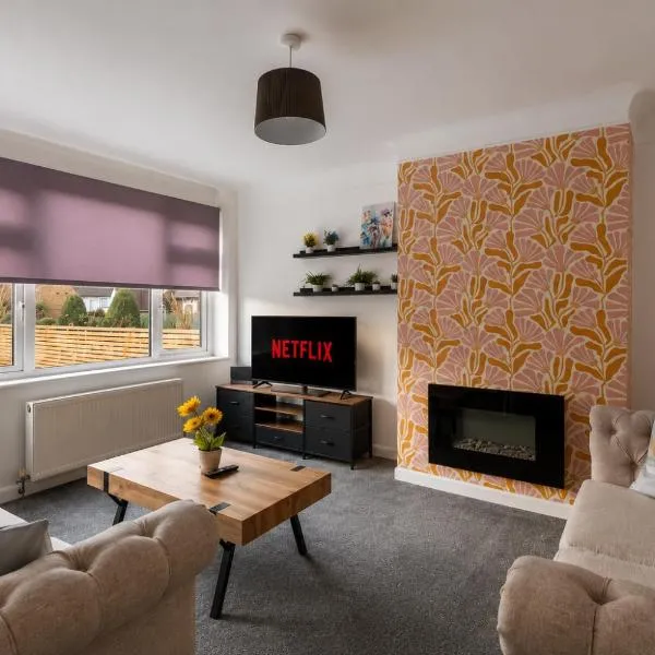 3-Bed Self-Contained House Sleeps 5 With Parking, hotelli kohteessa Saltney