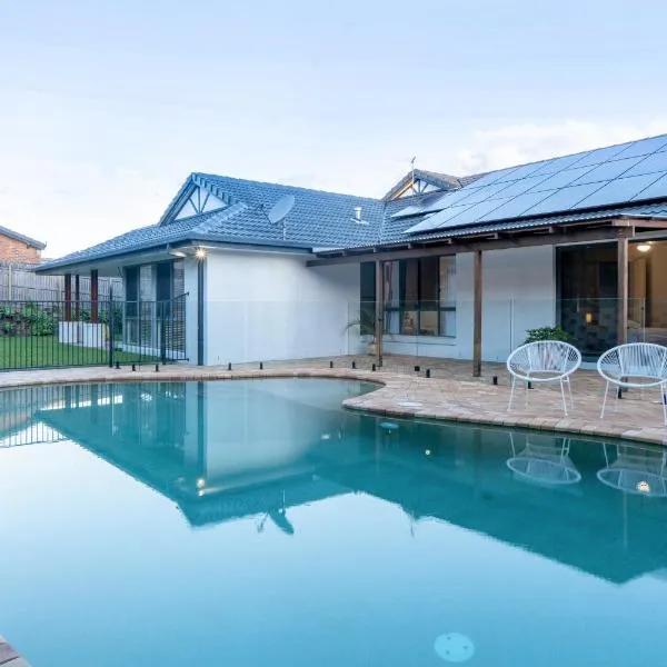 The Shailer Escape - Luxury Home with Private Pool, hotel en Slacks Creek