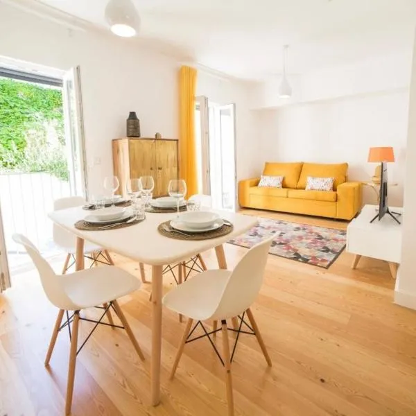Bright 2 Bedroom Apartment with parking in Lisbon, hotelli Lissabonissa