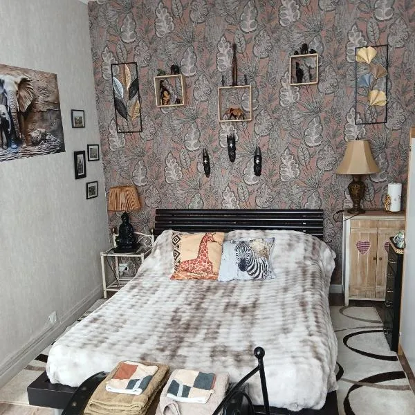 Chambre "Savane Prestige" Esprit Safari Chez Fred، فندق في Gorron
