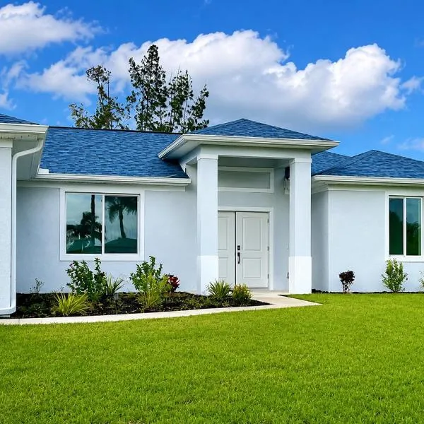 New house with canal view in Cape Coral、ケープコーラルのホテル