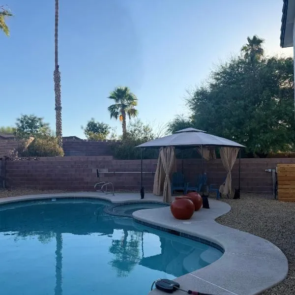 4 bedroom Luxuriously Furnished Modern Mansion With Pool, Spa, and Patio, hotel in Las Vegas