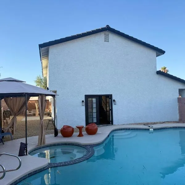 4 bedroom Luxuriously Furnished Modern Mansion With Pool, Spa, and Patio, hotel en Las Vegas