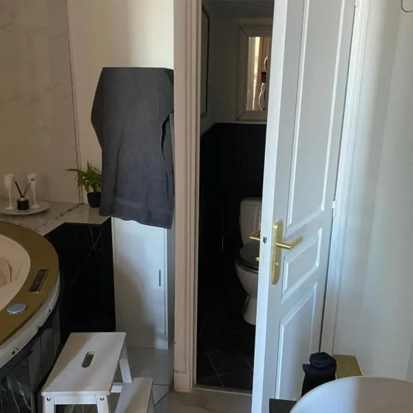 Bright calm apartment Center of Cannes: Cannes'da bir otel