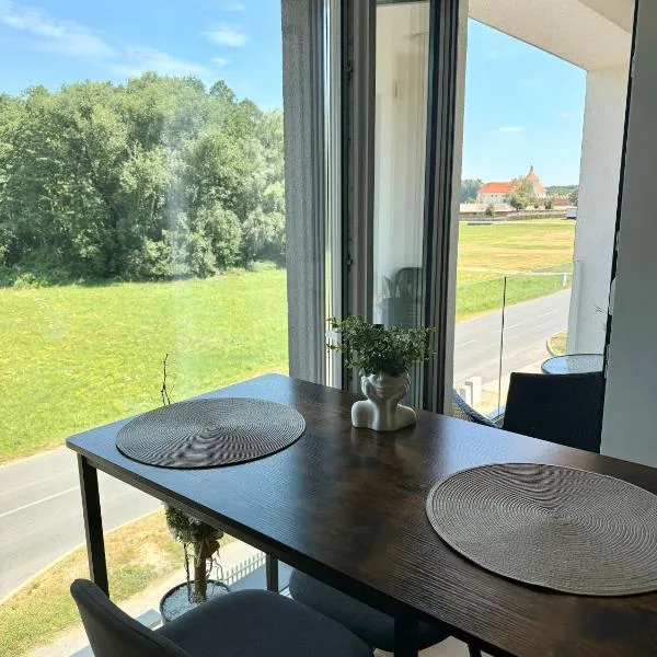 Apartman Nebo Castle View, Mini Zoo, Free Parking & WiFi, hotel u gradu Ðurđevac