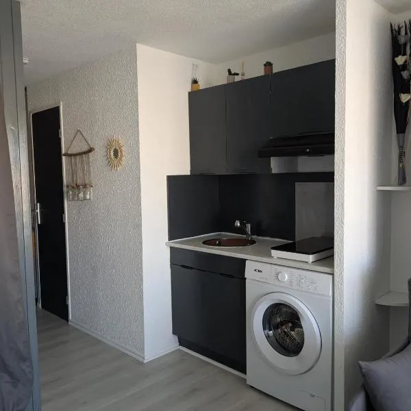 Studio terrasse avec piscine à 10 min de la plage โรงแรมในเลอ โกร-ดู-รัว
