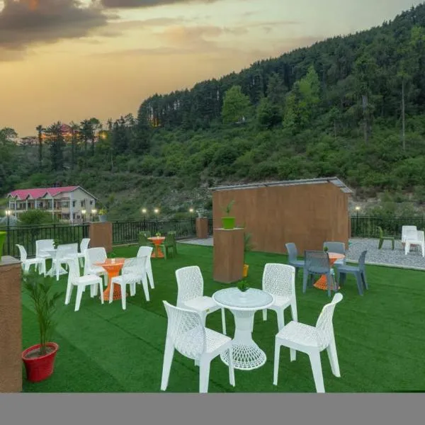 The Charvi Retreat Kufri I Vacations I Conference I MICE I Family Events I Open Air Terrace I Sky Bonfire I Wooden Rooms With Pvt Balconies I Kufri by Exotic Stays, מלון בקופרי