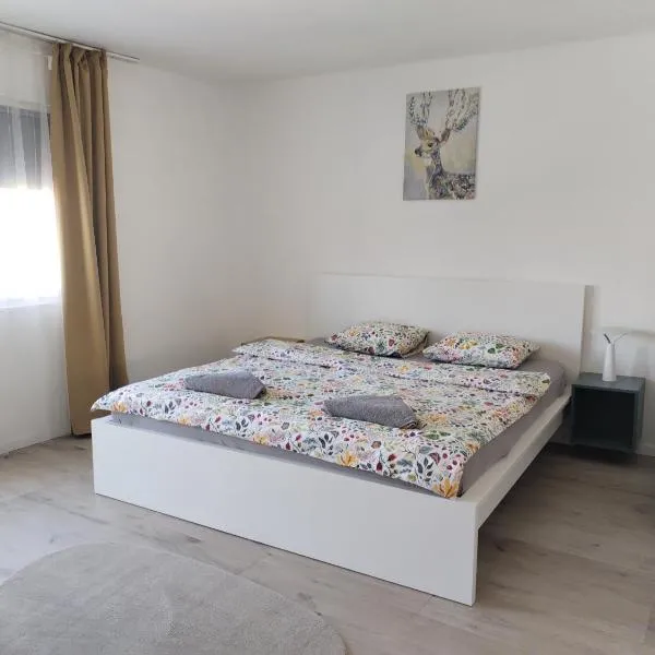 Dömper Döme Apartman 1E, hotel in Balatonlelle