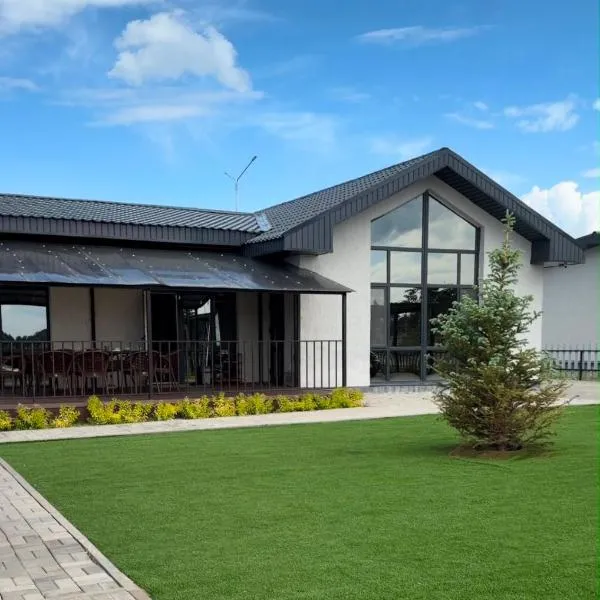 Гостевой дом Burabay Grand Village, hotel in Borovoye