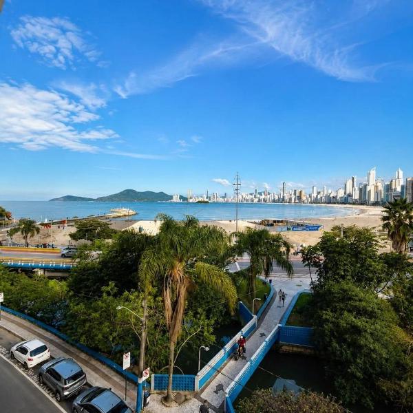 Apartamento frente ao mar com vista para roda gigante. Ponto turístico da cidade.