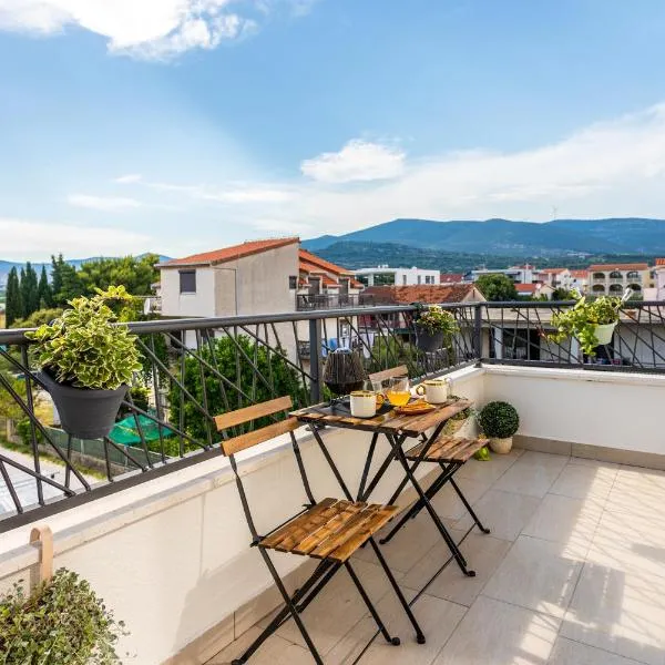 Studio Petar with private parking and balcony near the beach, хотел в Кащела