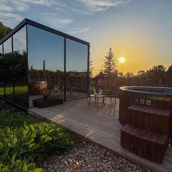 Stylish Mirrored Cabin with Hot Tub & Sauna, hotel en Llangefni