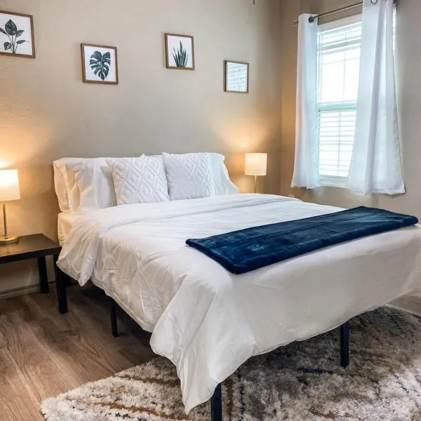 Charming 1BR Getaway - Private, Pet Friendly, TV, hotel v destinácii Texas City