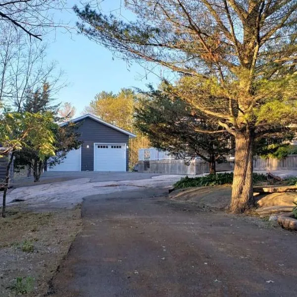 4BR Honey Harbour Cottage | Hot Tub & Fire Pit, hotel i Honey Harbour