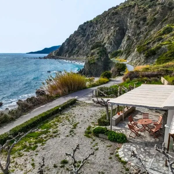 Anatolika Beachfront Cottage by TheCreteEscape, hotel en Kerames