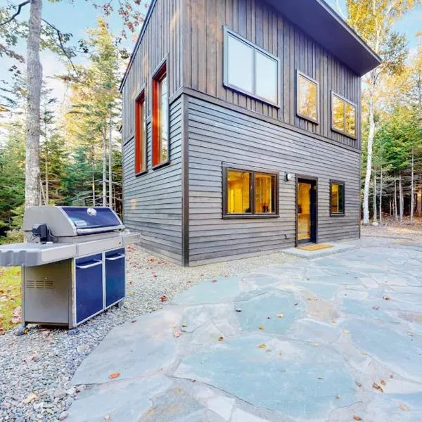 Contemporary retreat with grill, firepit, & patio - walk to beach, hotel a Marlboro