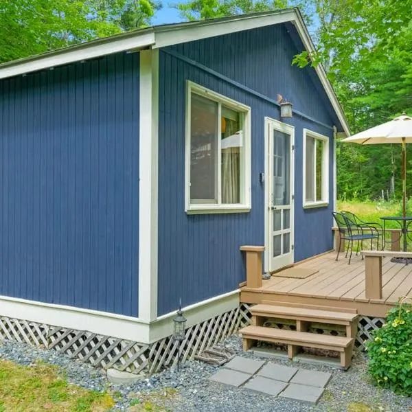 Woodland Home near Long Pond w/ Spacious Living Area, Full Kitchen & Deck, hotel en Somesville