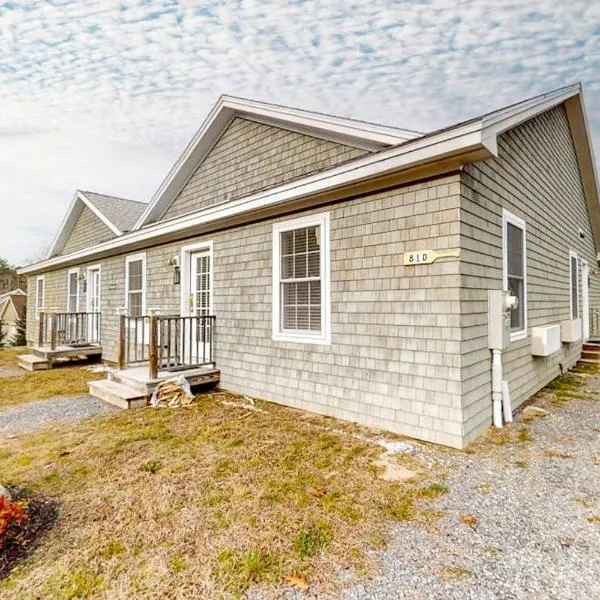 Water-view condo at Sheepscot Harbour Resort with deck, full kitchen, and WiFi, hotell i Edgecomb