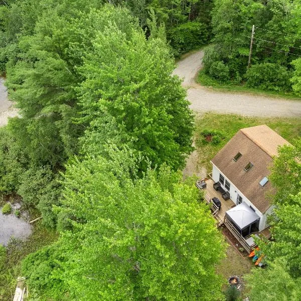 Waterfront home on Graham Lake with kayaks, bikes, firepit & fireplace, hotel em Mariaville