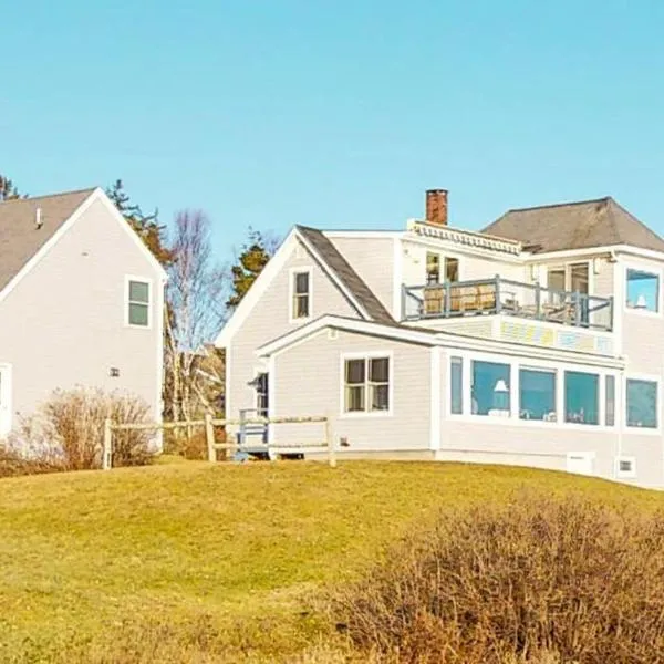 Stunning oceanfront cottage w/ private deck and Atlantic views, hotel en Southport