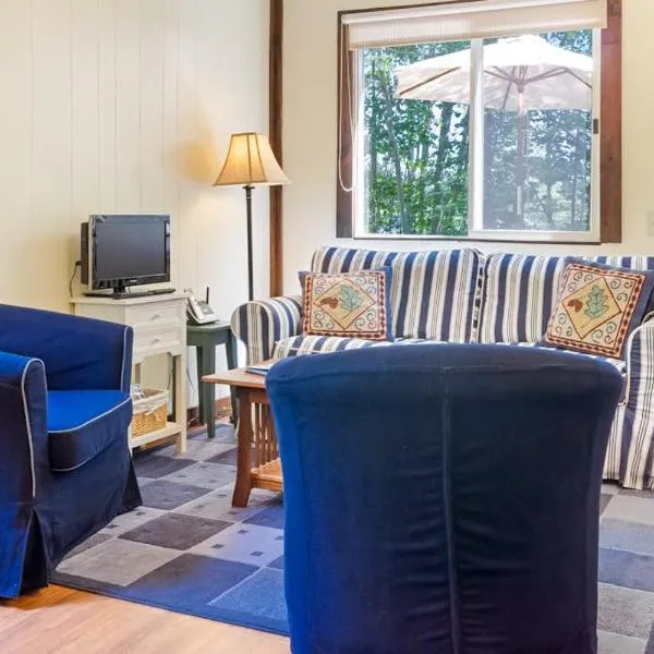 Woodland Home near Long Pond w/ Spacious Living Area, Full Kitchen & Deck, hotel en Somesville