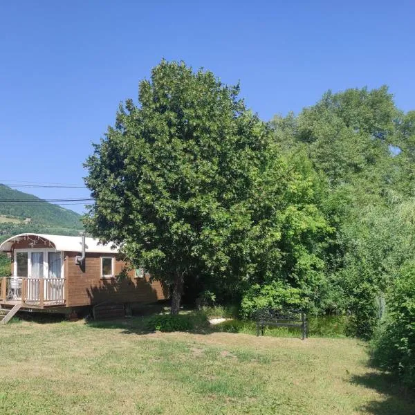 Roulotte tout confort au pied des montagnes, hotell i Manteyer