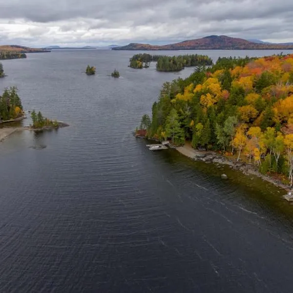 Vintage lakefront cabin with incredible water views, private dock & pebble beach, hotel u gradu 'The Highlands'