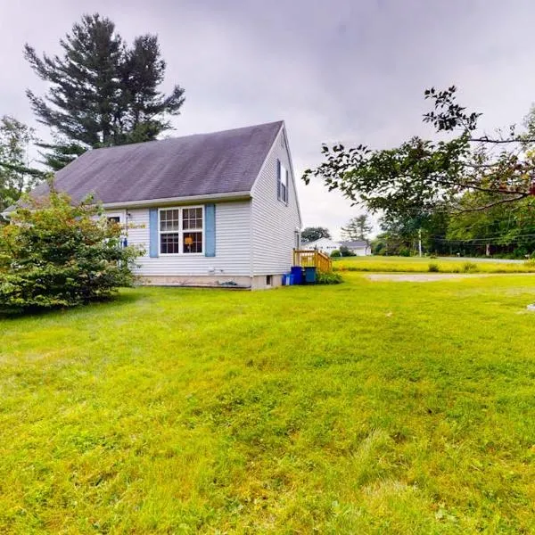 Serene home with a deck, grill, firepit, board games, washer/dryer, & mtn views, hotel a East Lamoine