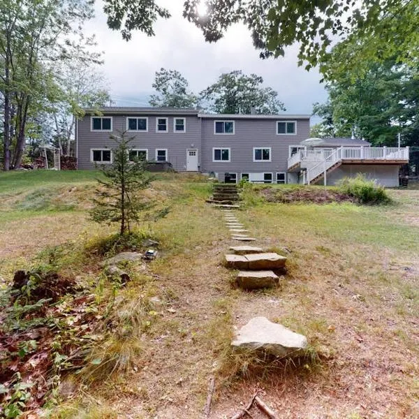 Waterfront home with deck, patio, grill, firepit, Ping-Pong, & WiFi, Hotel in Somesville