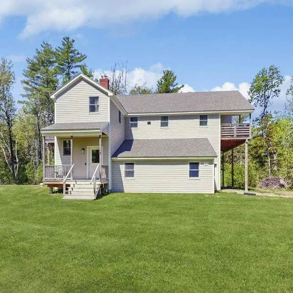 Modern farmhouse with deck, firepit, & balcony, hotell i Northport