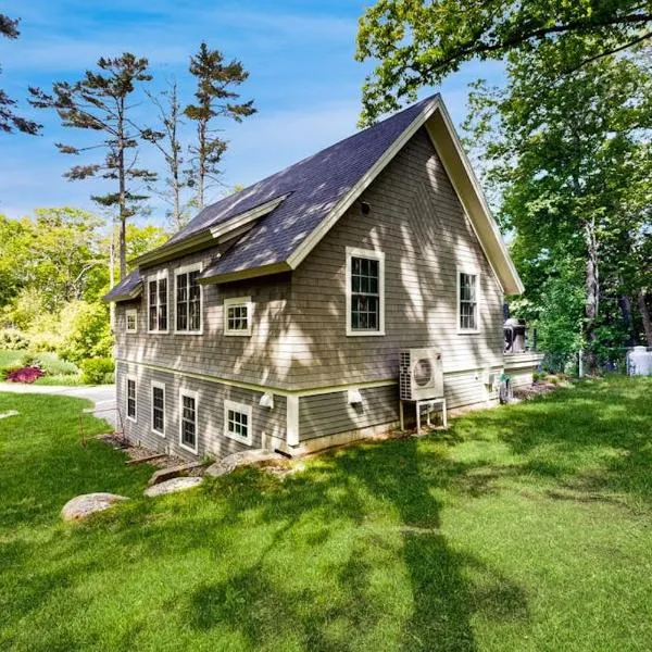 Brand new guest apartment with furnished deck, fast WIFI, dock, & water views, ξενοδοχείο σε Boothbay Harbor