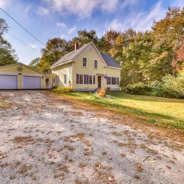 Renovated 19th-Century Farmhouse w/ 270 Feet of Waterfront & Sunset Views، فندق في Penobscot