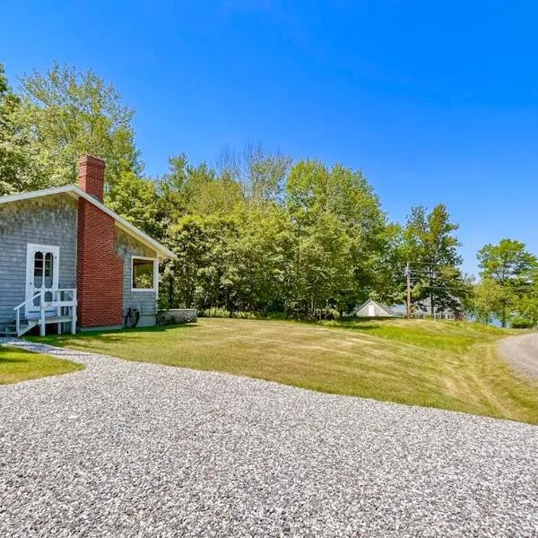 Classic home overlooking the St George River with deck & great views, hotel a Saint George