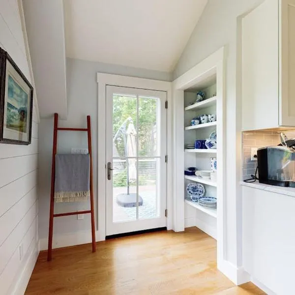 Brand new guest apartment with furnished deck, fast WIFI, dock, & water views, ξενοδοχείο σε Boothbay Harbor